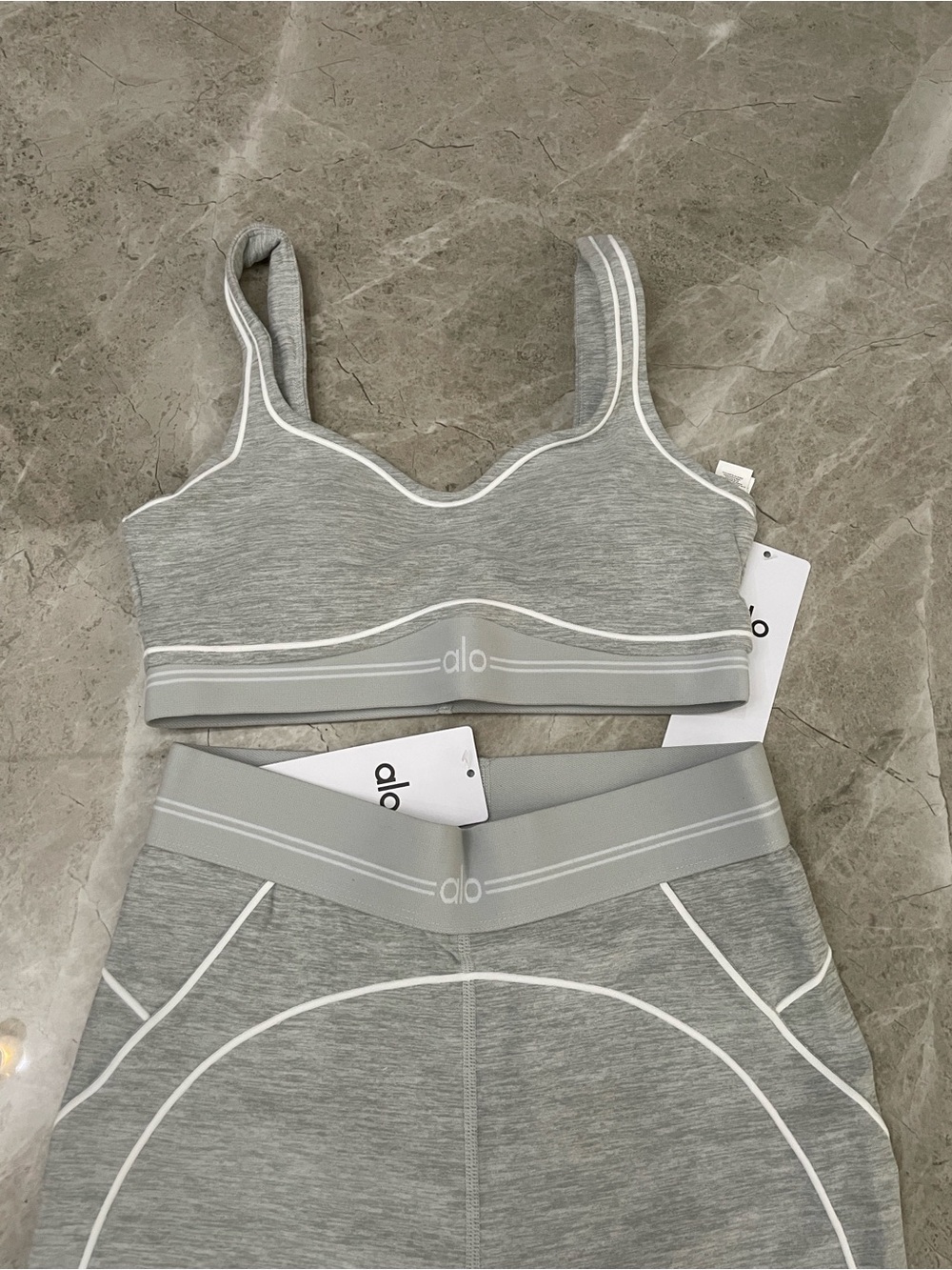 ALO Yoga Light Gray High-Waist Leggings & Matching Sports Bra Set - Picture 3 of 4